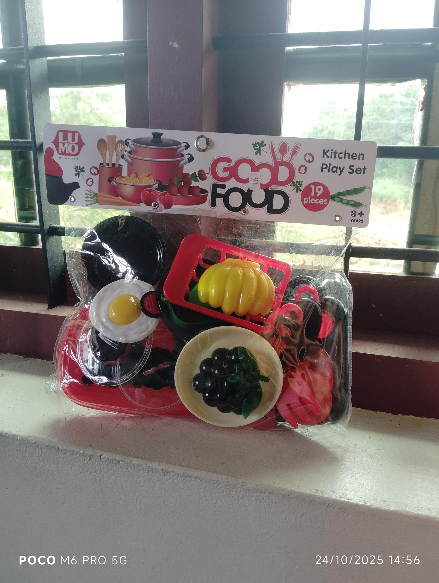 "GOOD FOOD" Children's Red Kitchen Role Play Toy (19 pieces)