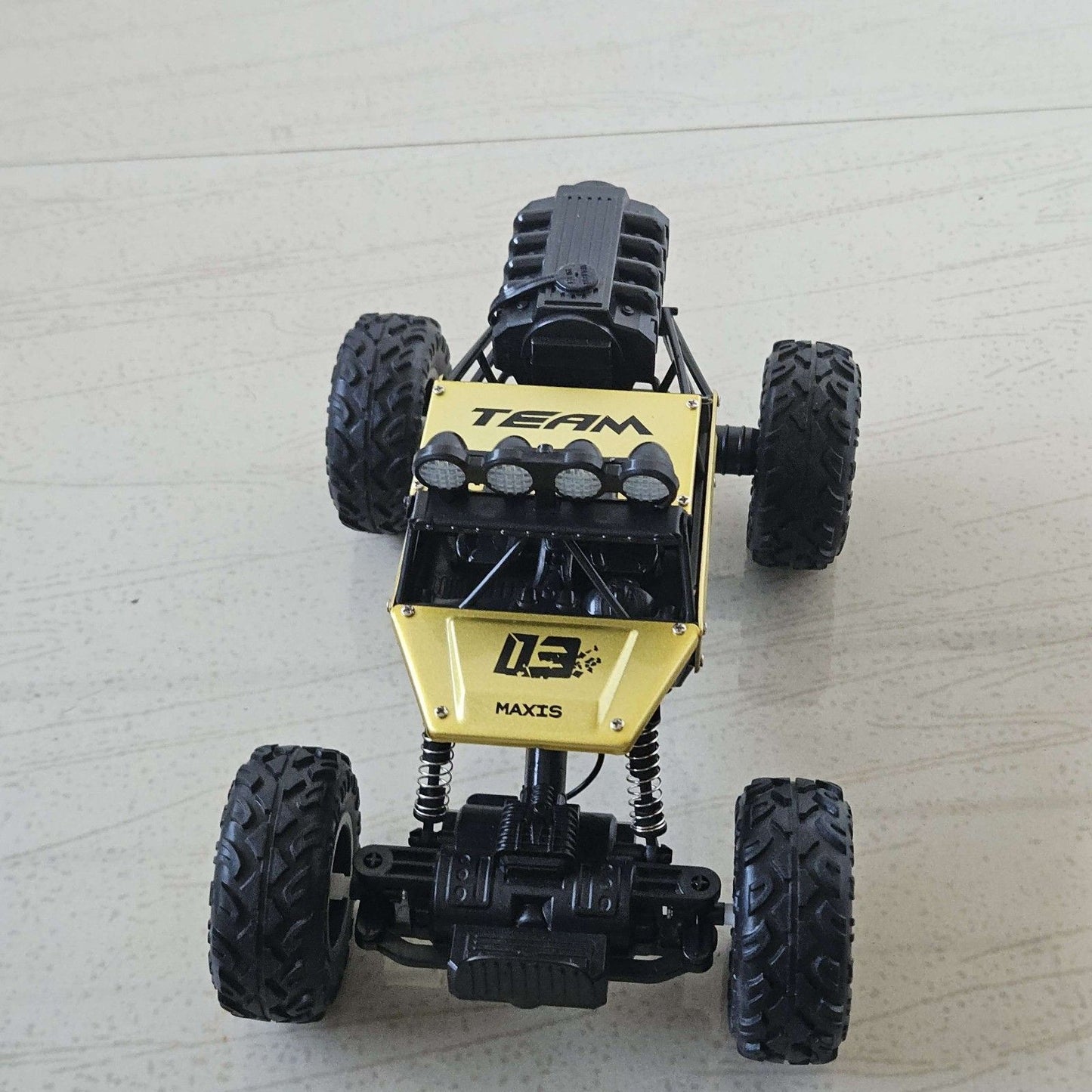 Rock Crawler 1:16 RC Car – Metal Body, Shock Absorbers, LED Lights, Type-C Charging, Kids Edition